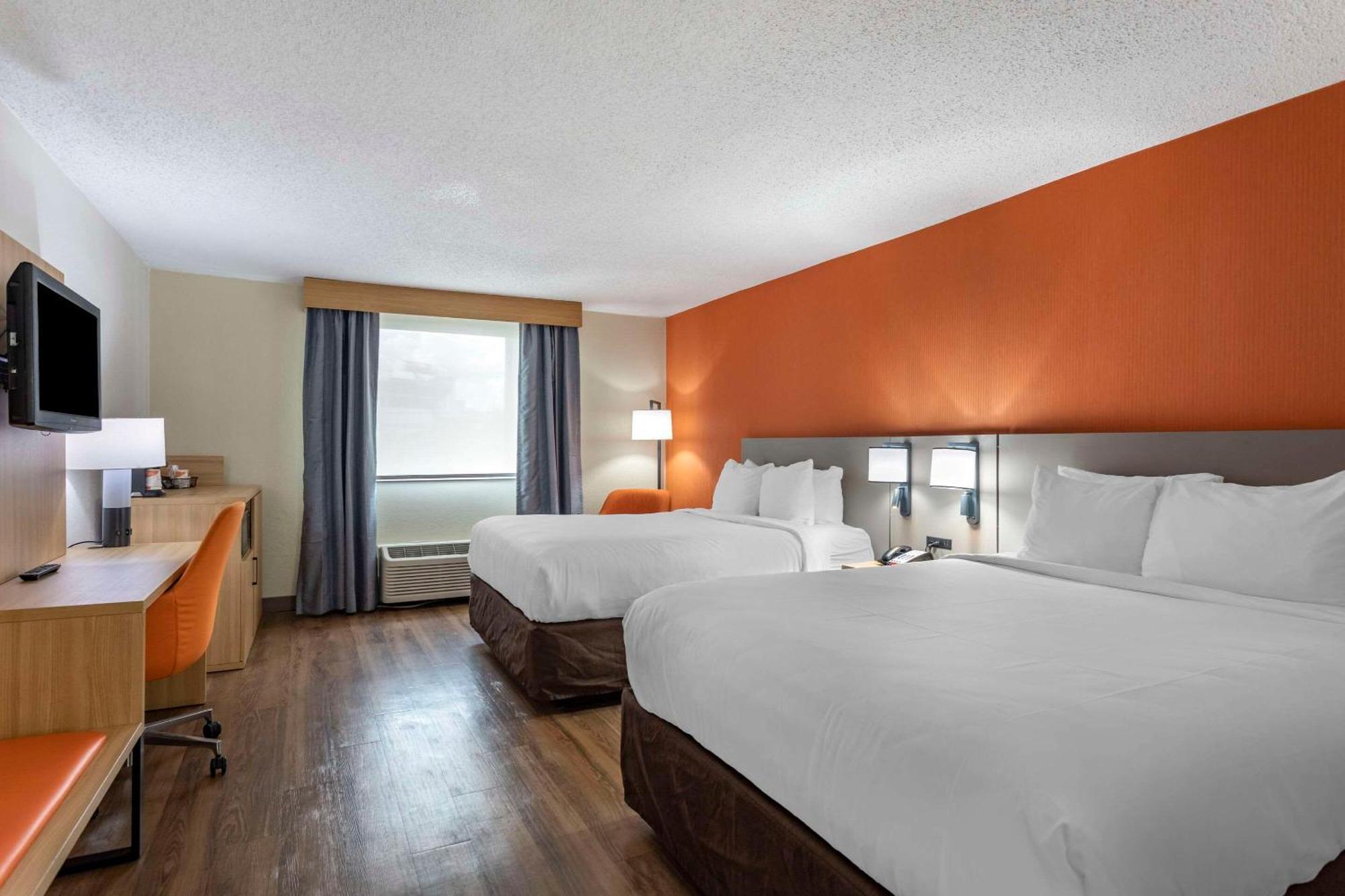 Queen Room with Two Queen Beds and Stadium View,1644417772:JPEG
